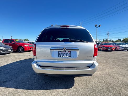Used 2005 Chrysler Town & Country Touring image 5