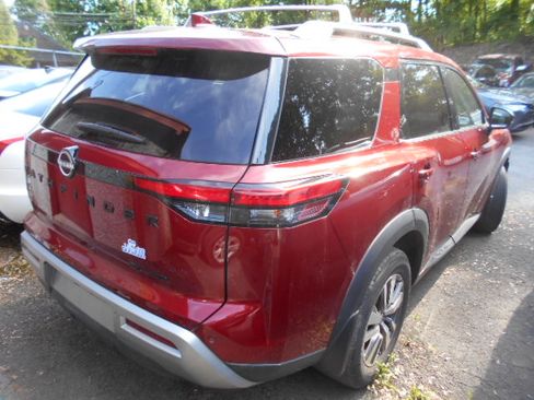 Used 2022 Nissan Pathfinder 4WD SL image 3