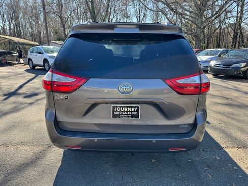 Used 2017 Toyota Sienna XLE Premium image 3