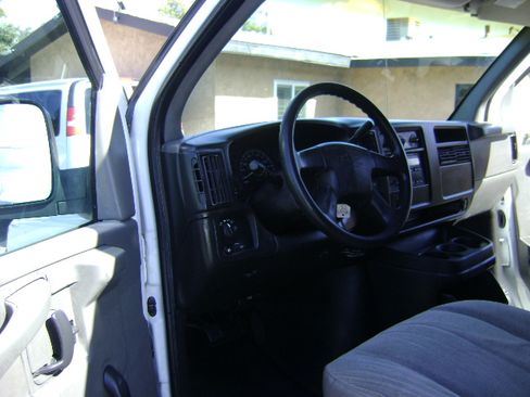 Used 2003 Chevrolet Express 3500 image 9