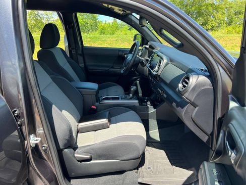 Used 2022 Toyota Tacoma TRD Off-Road image 15