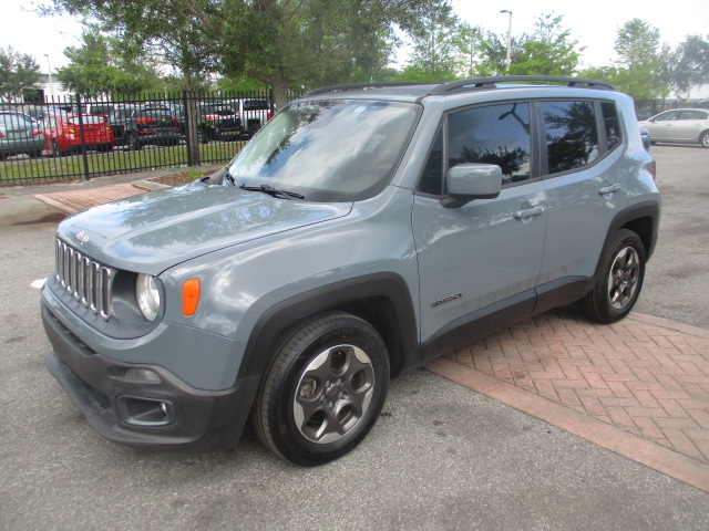 Used 2016 Jeep Renegade Latitude FWD image 2