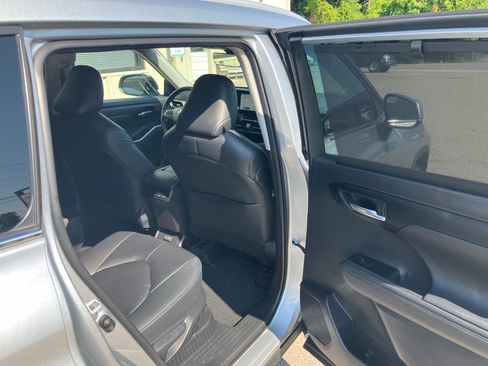 Used 2023 Toyota Highlander FWD XLE Hybrid image 13