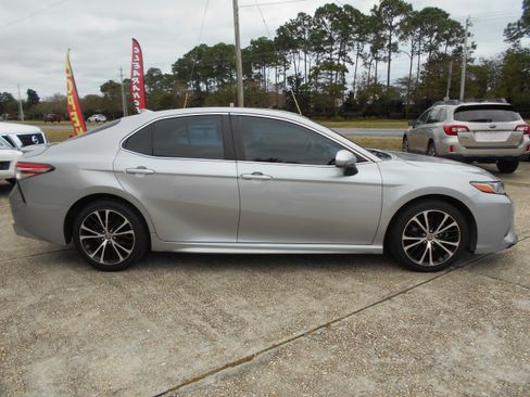 Used 2020 Toyota Camry SE image 4