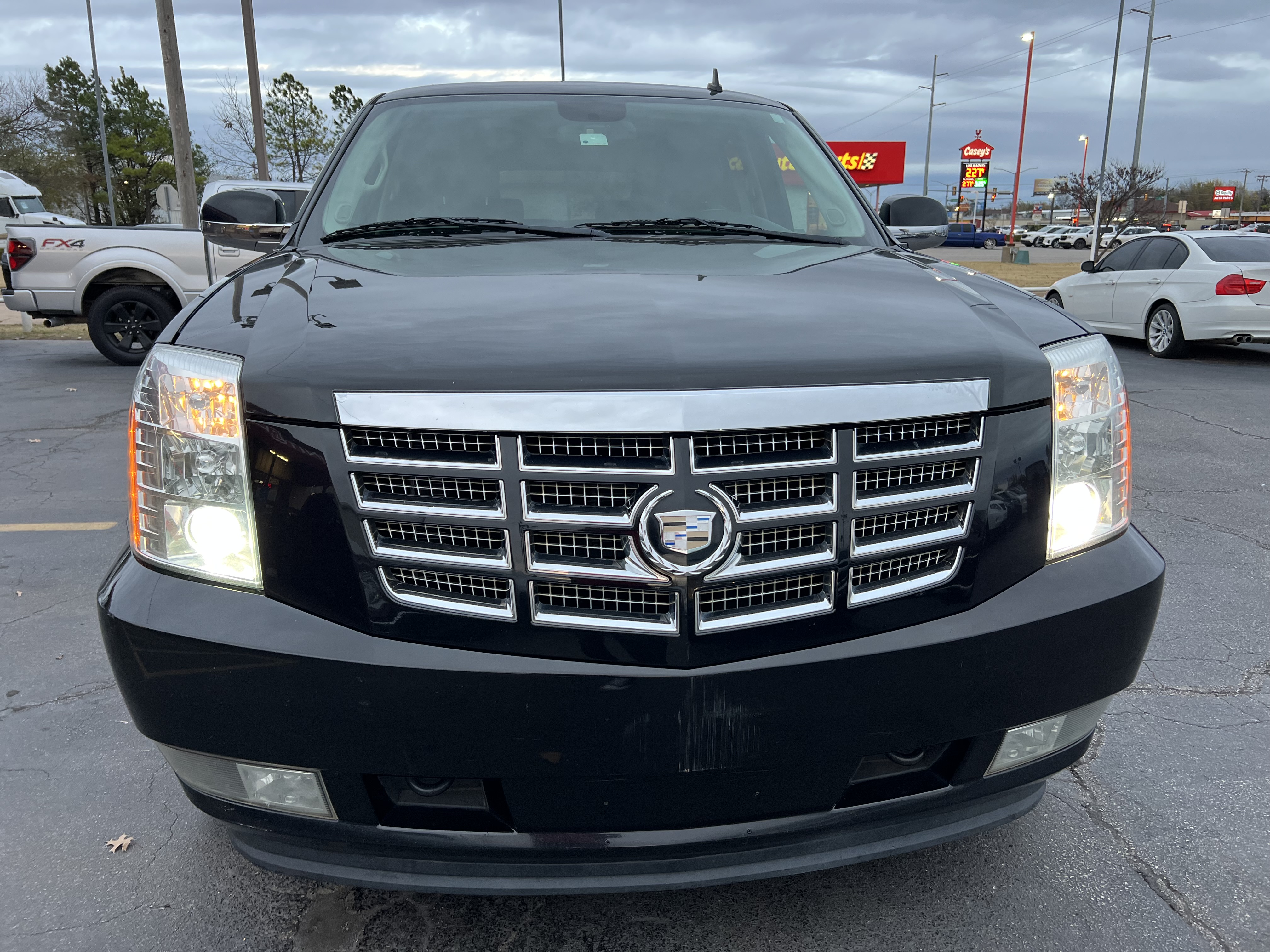 Used 2011 Cadillac Escalade Luxury AWD/4WD image 2