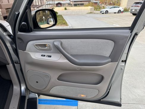 Used 2006 Toyota Sequoia SR5 image 28