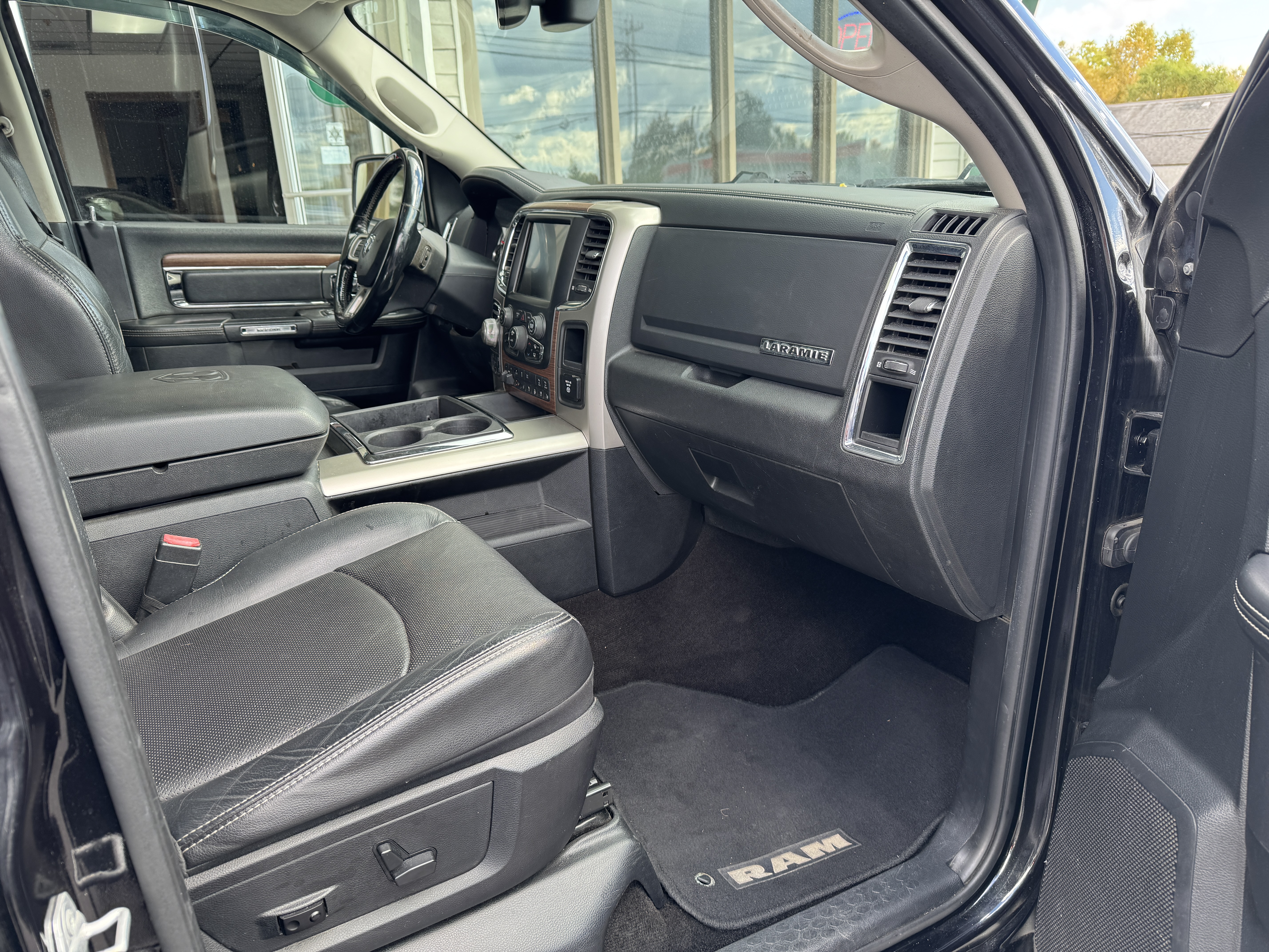 Used 2015 RAM 1500 4x4 Crew Cab Laramie image 15