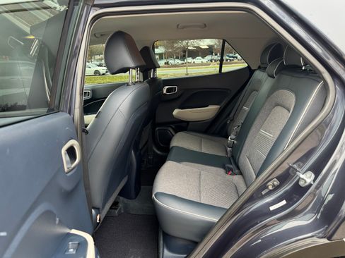 Used 2022 Hyundai Venue Limited image 10