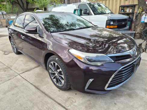 Used 2018 Toyota Avalon XLE FWD image 2