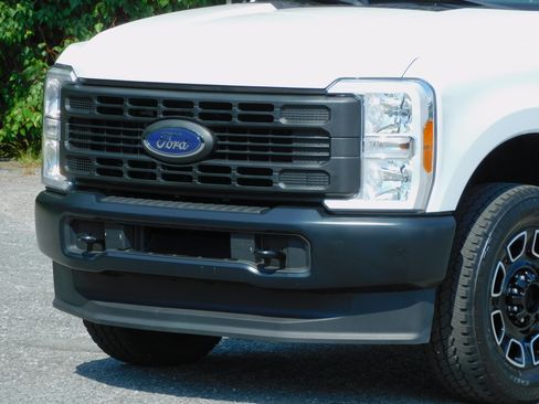 Used 2023 Ford F250 4x4 Crew Cab Super Duty image 9