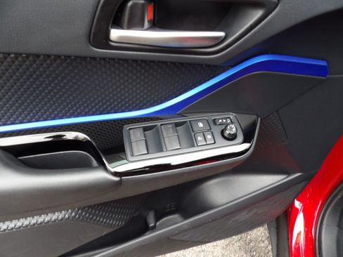 Used 2020 Toyota C-HR XLE image 5