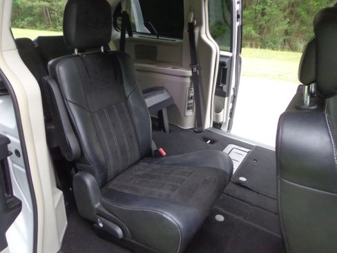 Used 2014 Chrysler Town & Country w/ 25th Anniversary Edition FWD image 12