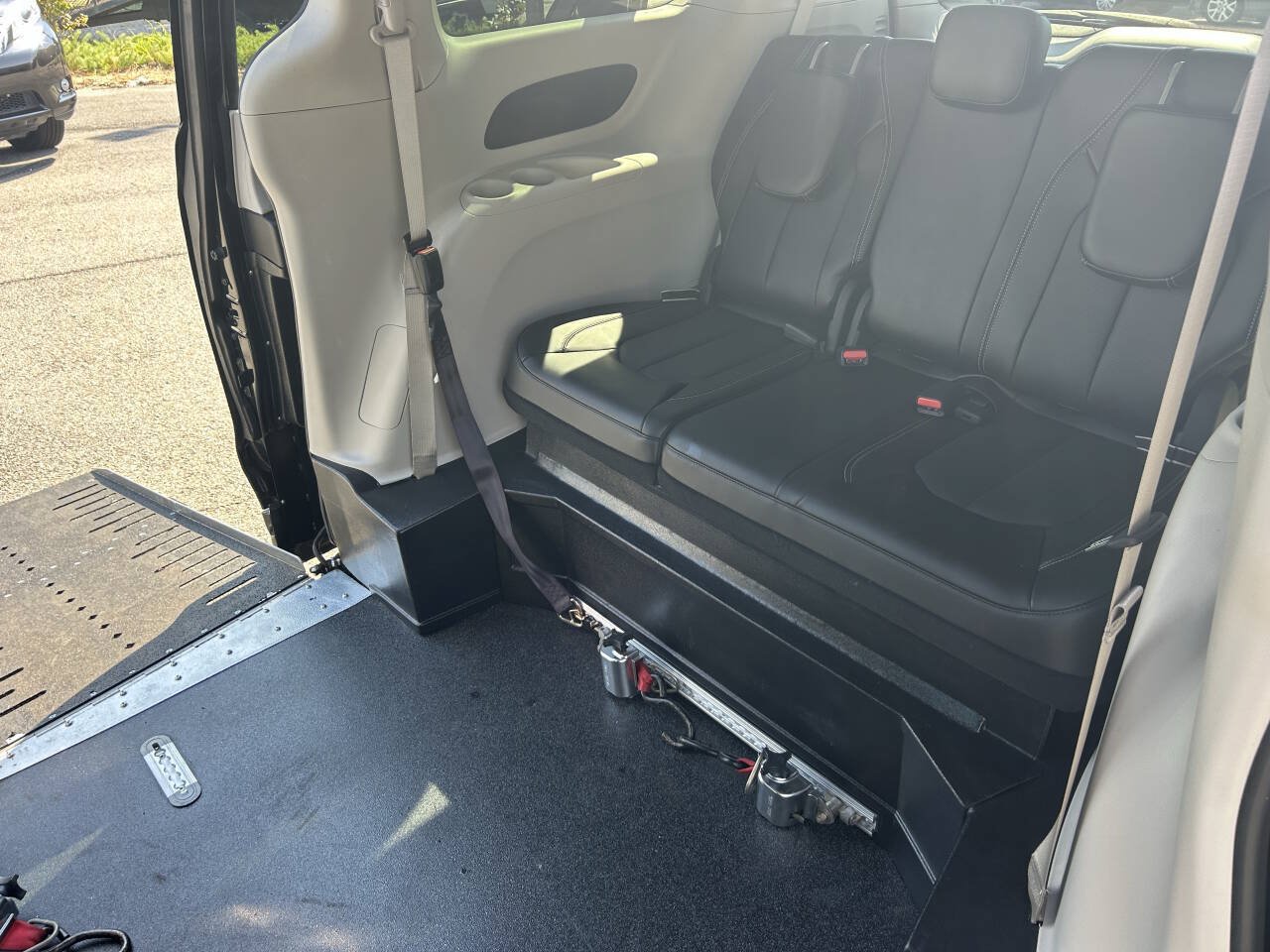 Used 2023 Chrysler Pacifica Touring-L FWD image 21