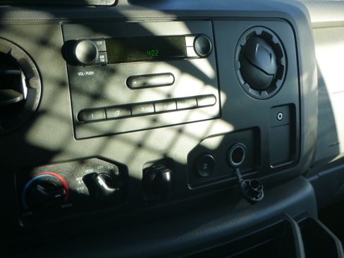 Used 2014 Ford E-150 and Econoline 150 XLT image 17