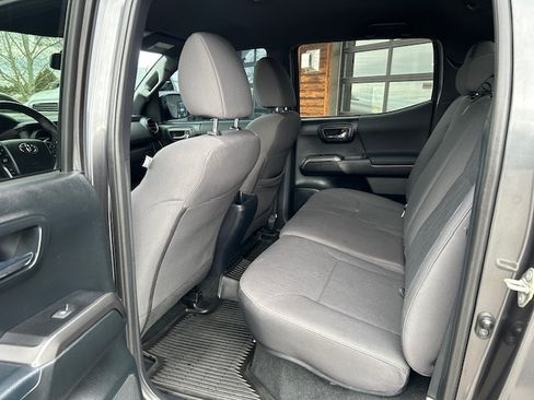 Used 2017 Toyota Tacoma TRD Off-Road image 16