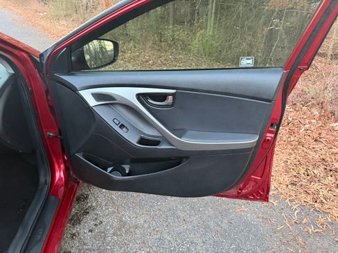 Used 2013 Hyundai Elantra Limited image 32