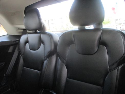 Used 2018 Volvo XC90 T5 Momentum image 18