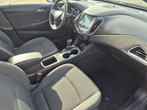 Used 2017 Chevrolet Cruze LT image 5