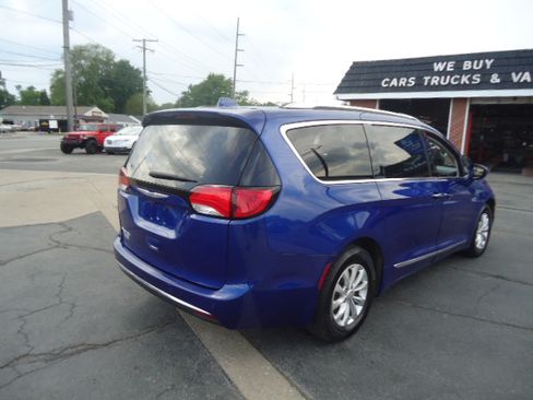Used 2018 Chrysler Pacifica Touring-L FWD image 10