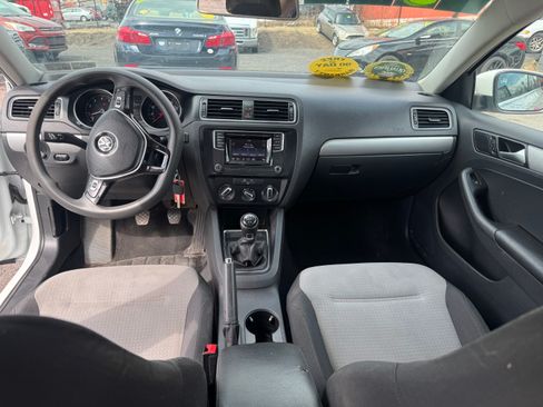 Used 2017 Volkswagen Jetta image 4
