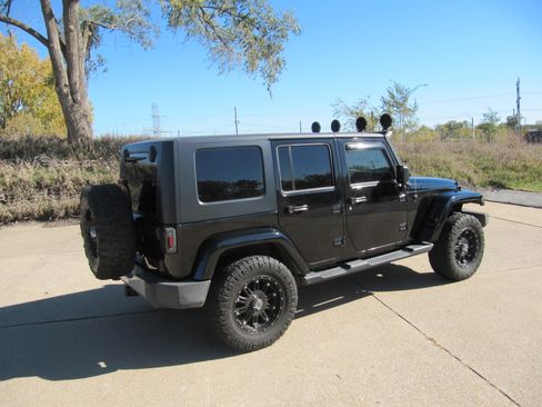 Used 2010 Jeep Wrangler Unlimited Sahara image 8