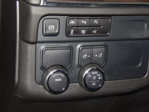 Used 2025 Chevrolet Suburban 2WD Premier image 30