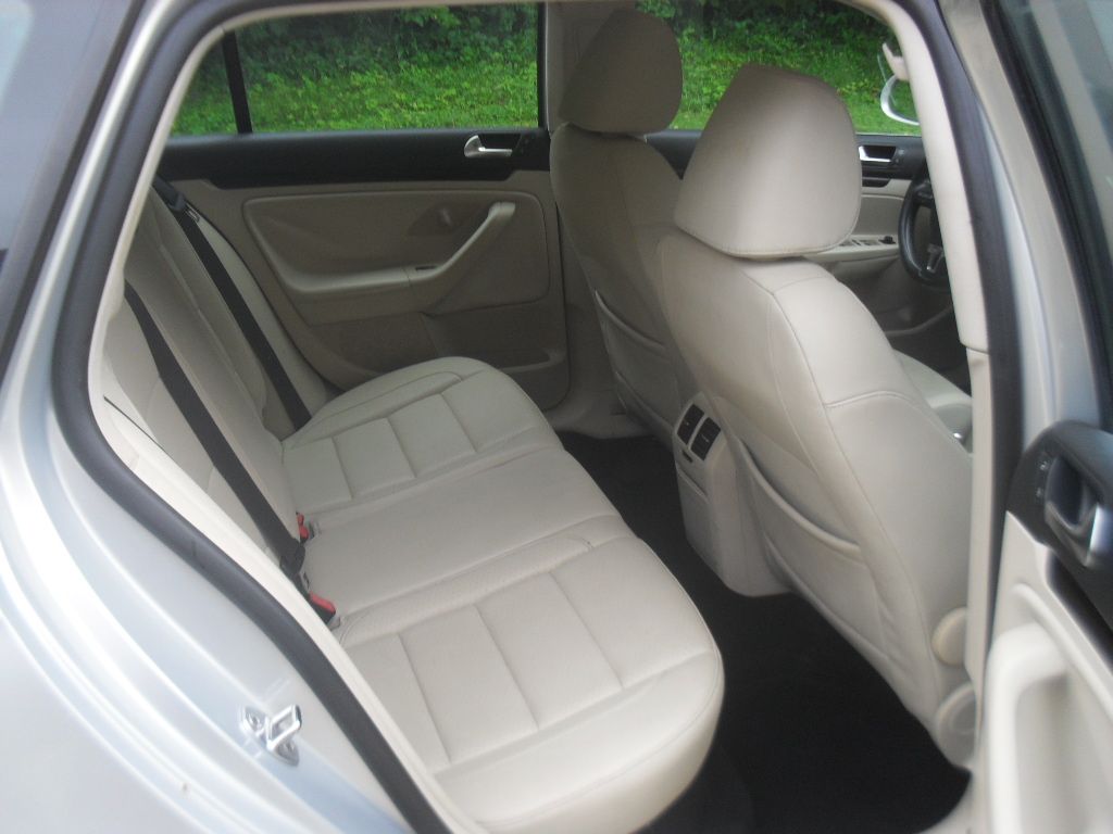 Used 2011 Volkswagen Jetta TDI SEL FWD image 8