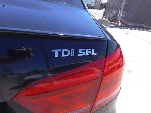 Used 2015 Volkswagen Passat TDI FWD image 36