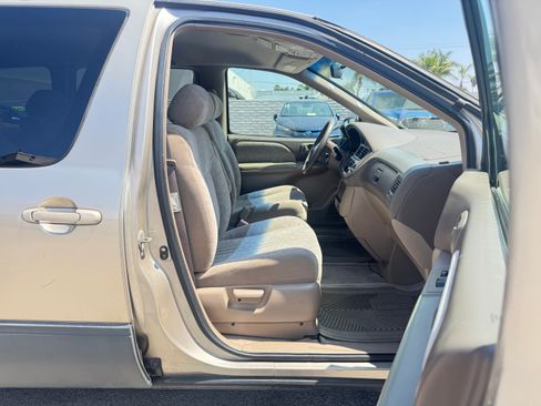 Used 2001 Toyota Sienna LE FWD image 18