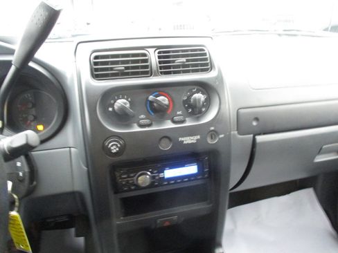 Used 2002 Nissan Frontier XE image 25