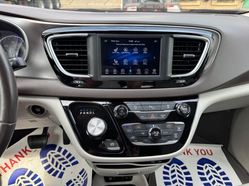 Used 2018 Chrysler Pacifica Touring-L image 25