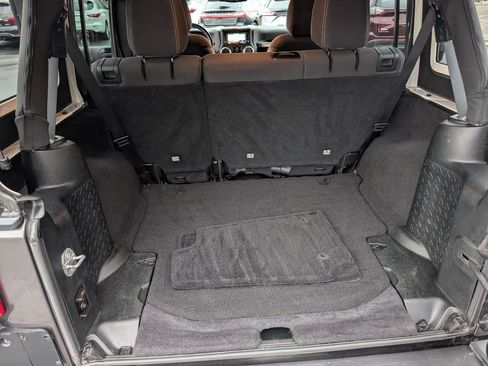 Used 2018 Jeep Wrangler Unlimited Sahara image 8