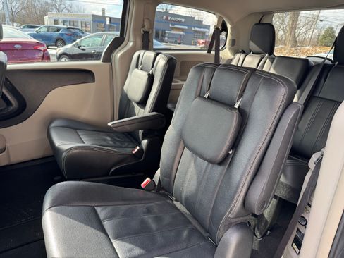 Used 2016 Chrysler Town & Country Touring image 9