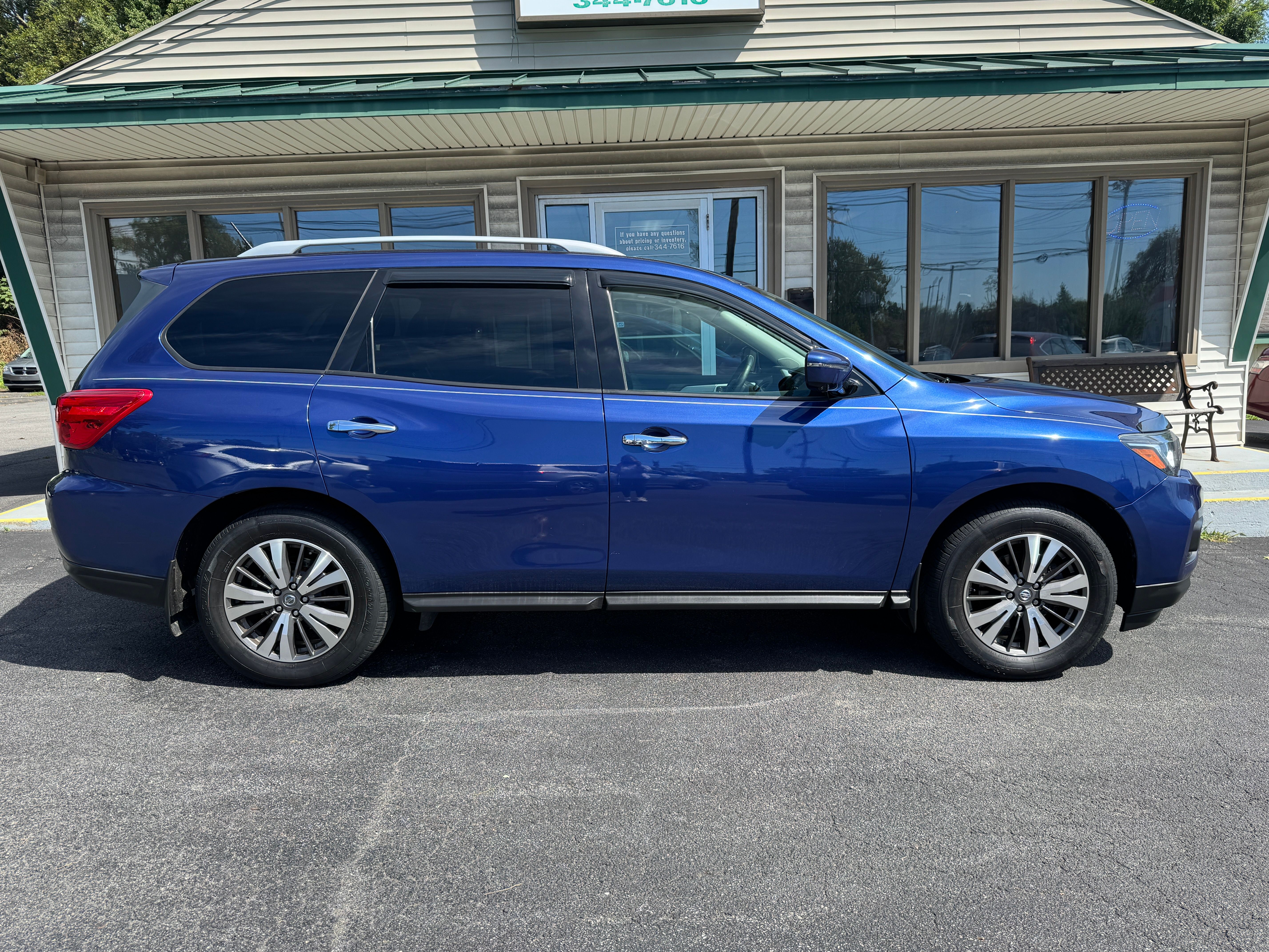 Used 2017 Nissan Pathfinder 4WD SL w/ Premium Package image 1