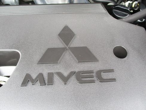 Used 2018 Mitsubishi Outlander 4WD SE image 52