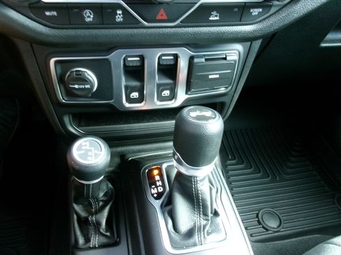 Used 2025 Jeep Wrangler 4WD Sport image 12