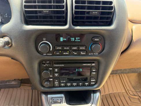 Used 1995 Oldsmobile Cutlass Supreme Convertible FWD image 10