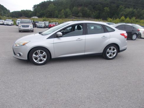 Used 2014 Ford Focus SE Sedan FWD image 1