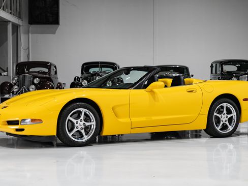 Used 2002 Chevrolet Corvette image 1