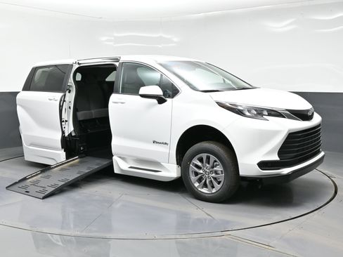 Used 2026 Toyota Sienna LE image 2