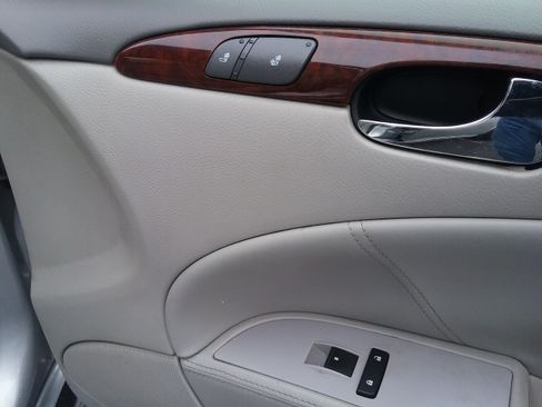 Used 2010 Buick Lucerne CXL w/ LUXURY PACKAGE FWD image 25