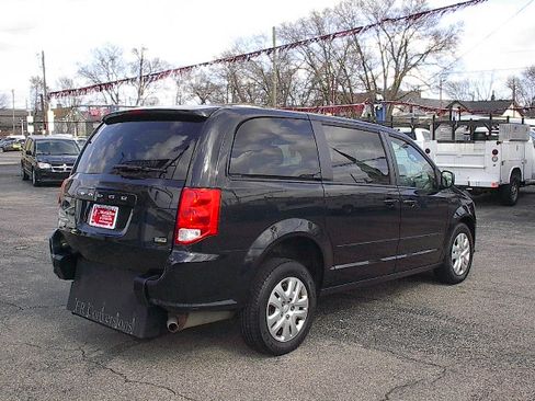 Used 2016 Dodge Grand Caravan SE image 4