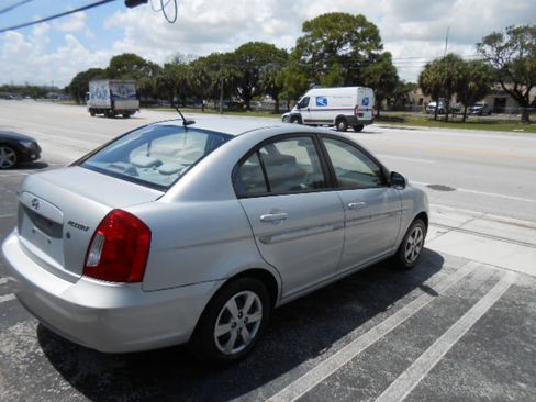 Used 2011 Hyundai Accent GLS Sedan FWD image 4