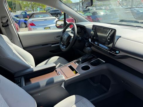 Used 2022 Toyota Sienna LE 8-Passenger FWD image 18