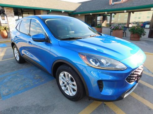 Used 2020 Ford Escape SE image 1