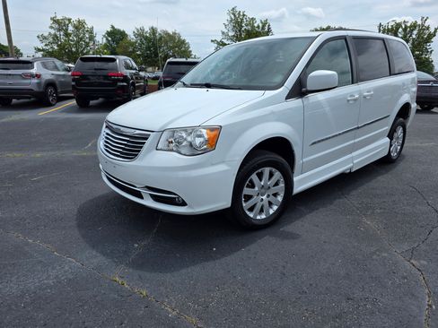 Used 2014 Chrysler Town & Country Touring image 9