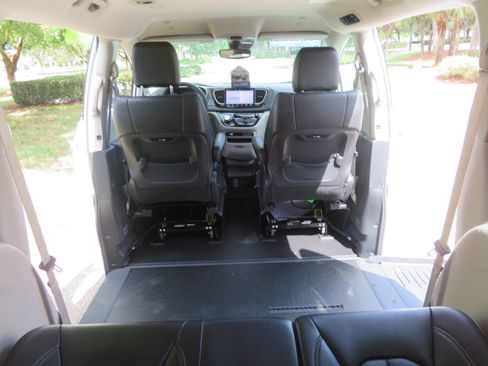 Used 2024 Chrysler Pacifica Touring-L image 35