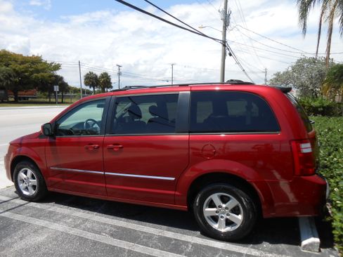 Used 2009 Dodge Grand Caravan SXT FWD image 3