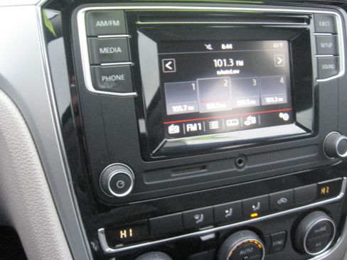 Used 2016 Volkswagen Passat 1.8T image 11