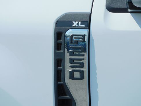 Used 2023 Ford F250 4x4 Crew Cab Super Duty image 10